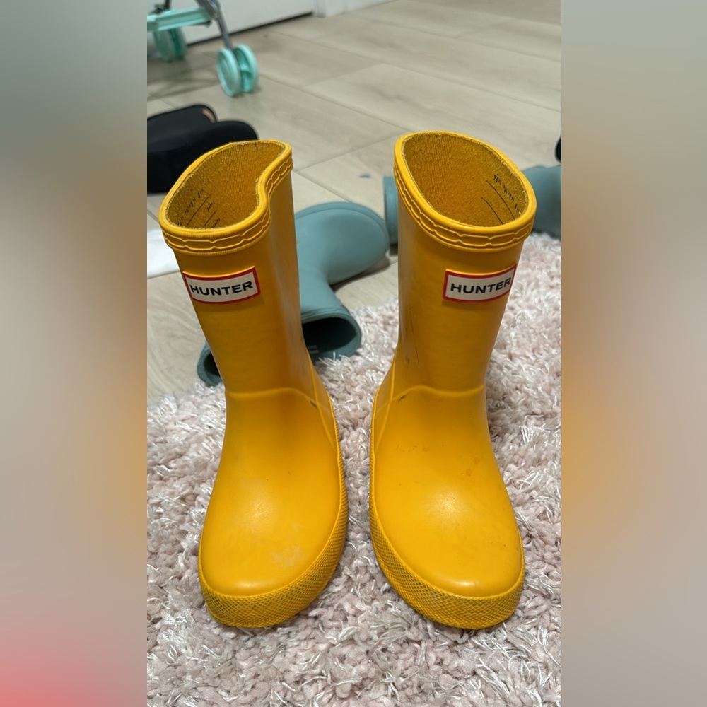 Size 9 toddler yellow hunter rain boots
